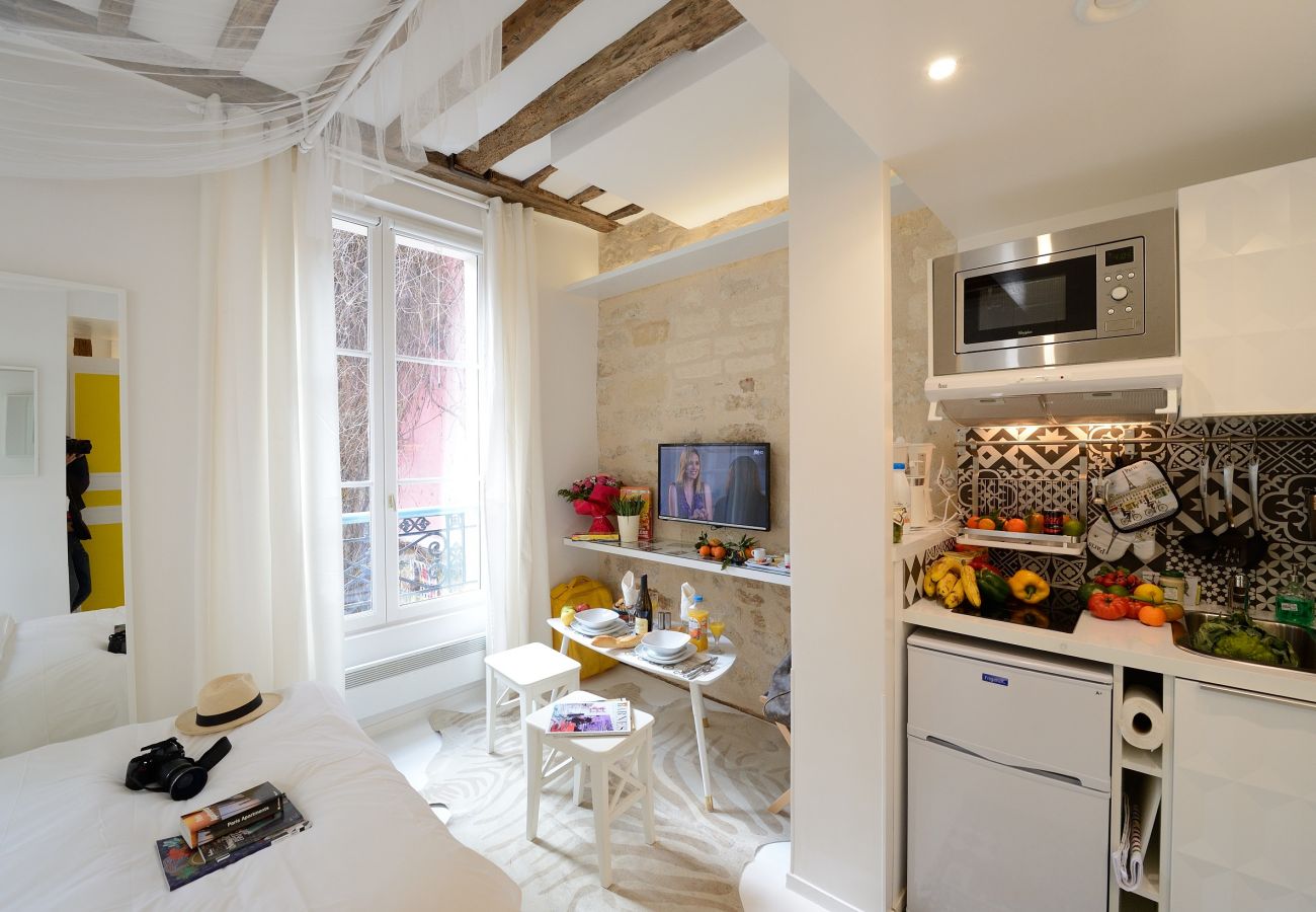 Studio in Paris - D1GD Very White