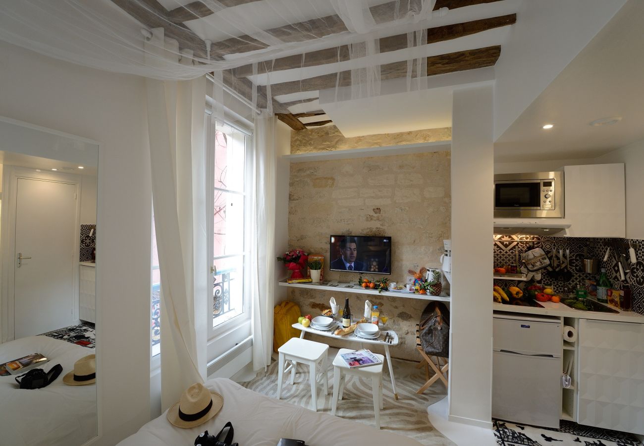 Studio in Paris - D1GD Very White